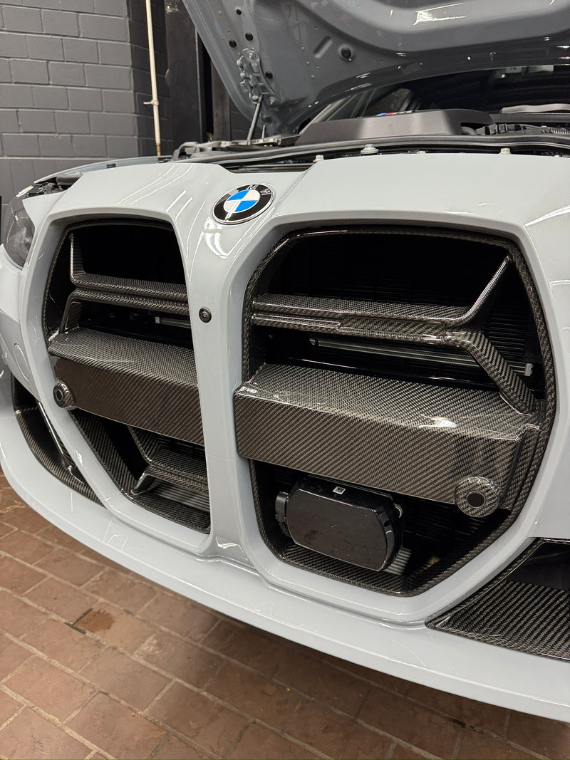 Laden Sie das Bild in Galerie -Viewer, Mach 4 Abdeckung Pralldämpfer Stoßstange Grill Carbon/schwarz glanz / Carbon/gloss black impact absorber cover für BMW M3 G80/G81 / M4 G82/G83