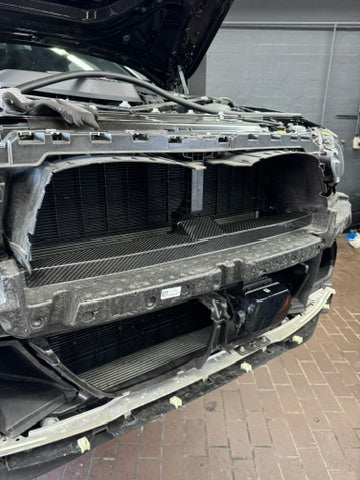 Laden Sie das Bild in Galerie -Viewer, Mach 4 Abdeckung Pralldämpfer Stoßstange Grill Carbon/schwarz glanz / Carbon/gloss black impact absorber cover für BMW M3 G80/G81 / M4 G82/G83