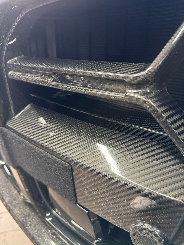 Laden Sie das Bild in Galerie -Viewer, Mach 4 Abdeckung Pralldämpfer Stoßstange Grill Carbon/schwarz glanz / Carbon/gloss black impact absorber cover für BMW M3 G80/G81 / M4 G82/G83