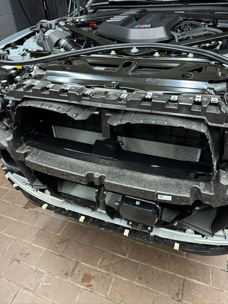 Laden Sie das Bild in Galerie -Viewer, Mach 4 Abdeckung Pralldämpfer Stoßstange Grill Carbon/schwarz glanz / Carbon/gloss black impact absorber cover für BMW M3 G80/G81 / M4 G82/G83