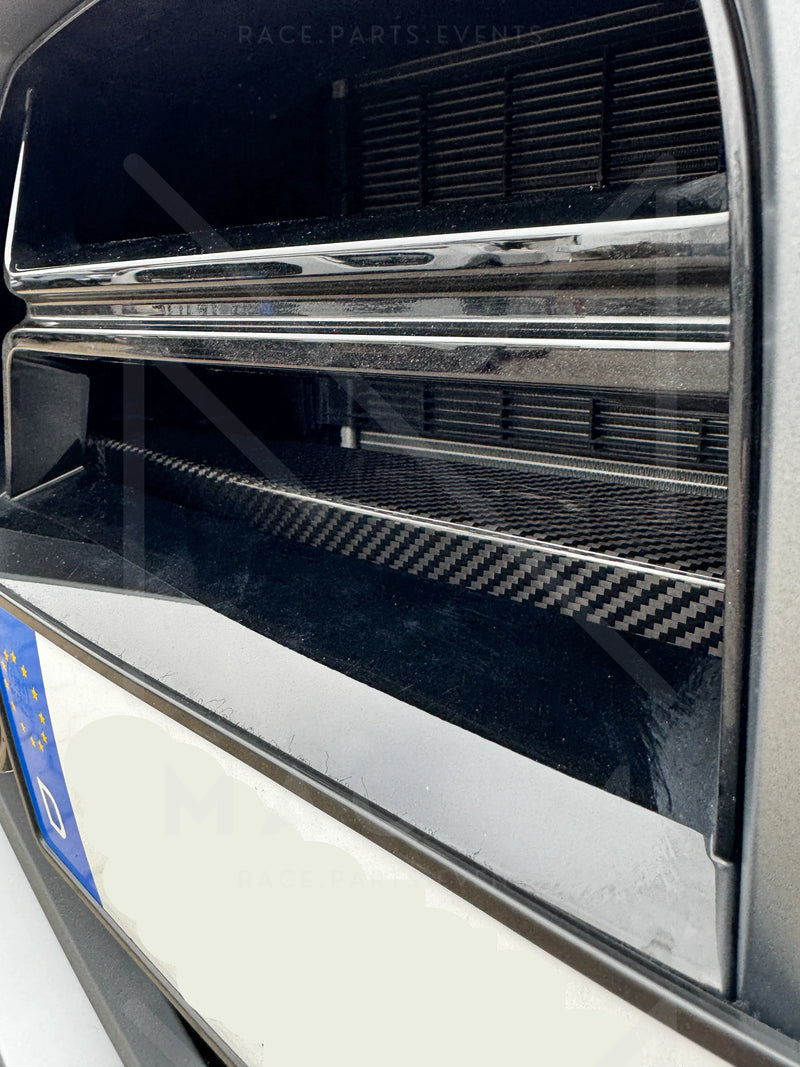 Laden Sie das Bild in Galerie -Viewer, Mach 4 Abdeckung Pralldämpfer Stoßstange Grill Carbon/schwarz glanz / Carbon/gloss black impact absorber cover für BMW M3 G80/G81 / M4 G82/G83