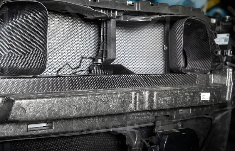 Laden Sie das Bild in Galerie -Viewer, Mach 4 Abdeckung Pralldämpfer Stoßstange Grill Carbon/schwarz glanz / Carbon/gloss black impact absorber cover für BMW M3 G80/G81 / M4 G82/G83