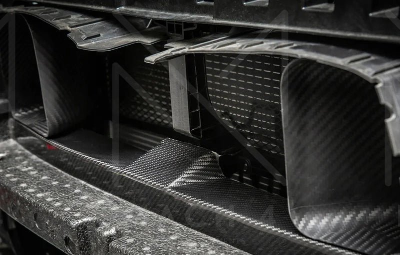 Laden Sie das Bild in Galerie -Viewer, Mach 4 Abdeckung Pralldämpfer Stoßstange Grill Carbon/schwarz glanz / Carbon/gloss black impact absorber cover für BMW M3 G80/G81 / M4 G82/G83